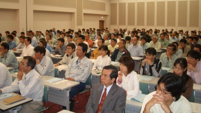 20���̍u�K��ɂ�200���]�肪�l�߂������B